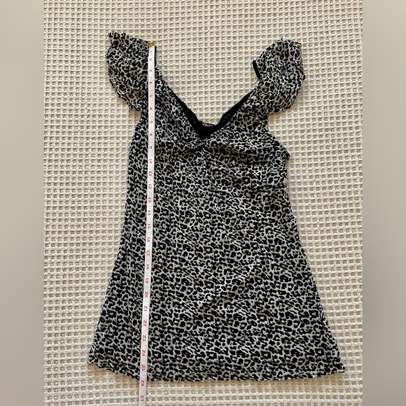 Guess Animal Print ruffled cap short sleeve v neck top size small - Picture 3 of 12